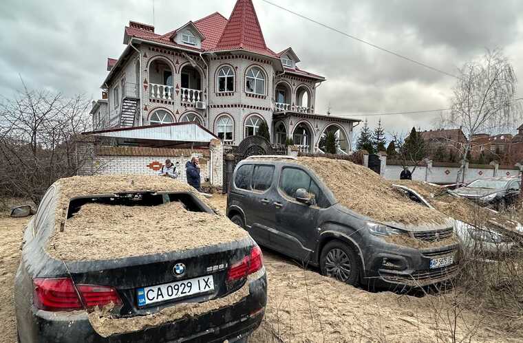 З’явилися фото наслідків ракетного удару ворога по Бортничах у Києві