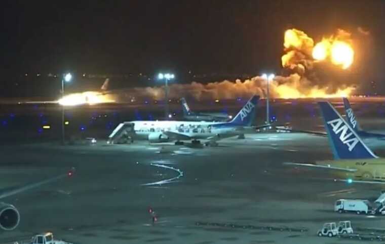 У столиці Японії під час посадки спалахнув літак із сотнями пасажирів на борту