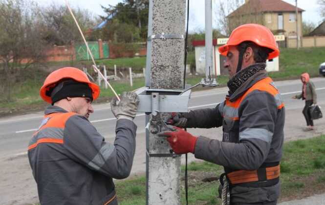 Енергетики обіцяють повернути електрику всім мешканцям Київщини