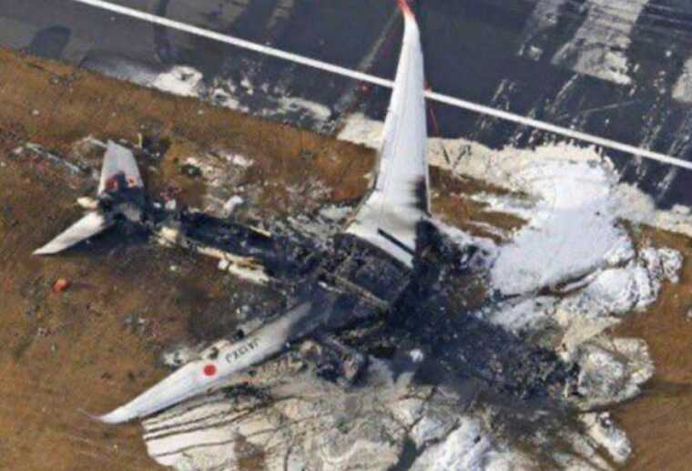 Літак японської авіакомпанії Japan Airlines, що врізався в літак берегової охорони, вигорів вщент