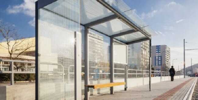 Київпастранс спростував інформацію про закупівлю скляних зупинок для повітряних тривог