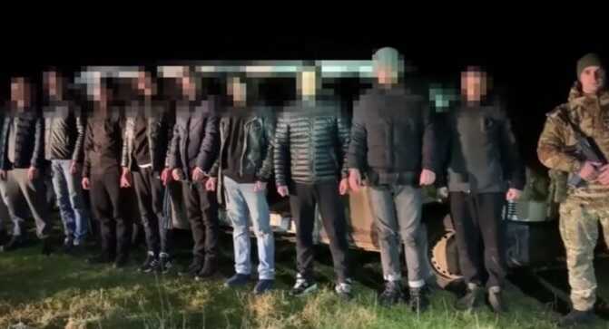 Прикордонники спіймали 10 українців, які хотіли відпливти до Молдови на зафрахтованому поромі