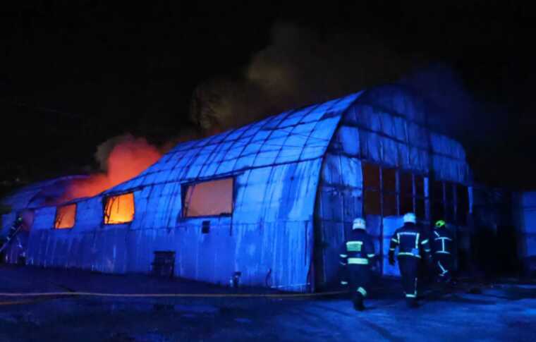 У Дніпрі спалахнула масштабна пожежа: згорів ангар з автобусами
