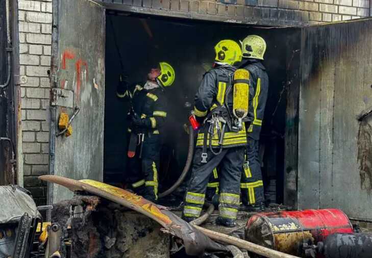 На Троещине в Киеве спасатели предотвратили взрыв во время пожара