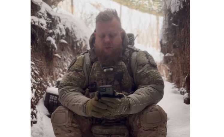 Військовий Роман Кулик на засніженій позиції читає вірш загиблого Максима Кривцова