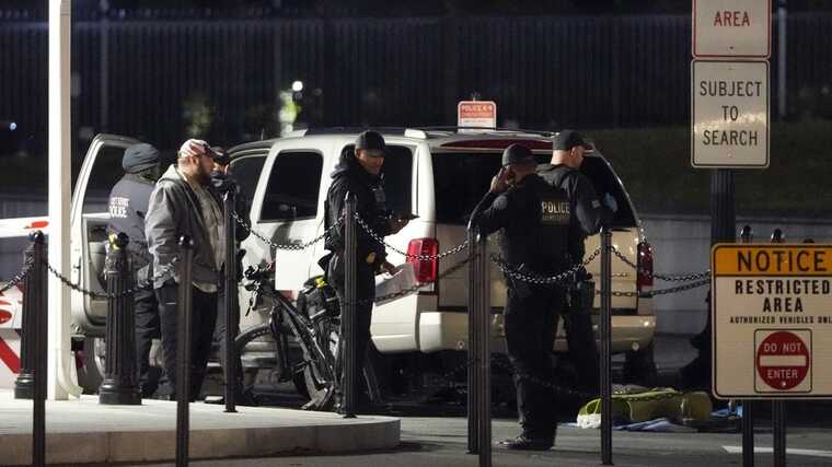 Автомобіль врізався у ворота Білого дому, водія затримали