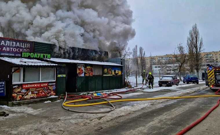 У Києві на Воскресенці сталась пожежа у магазині