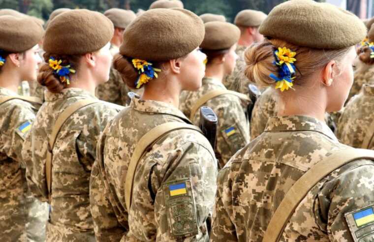 Військовий ЗСУ висловився про мобілізацію жінок в Україні: "Готові чоловіка витягувати з буса"