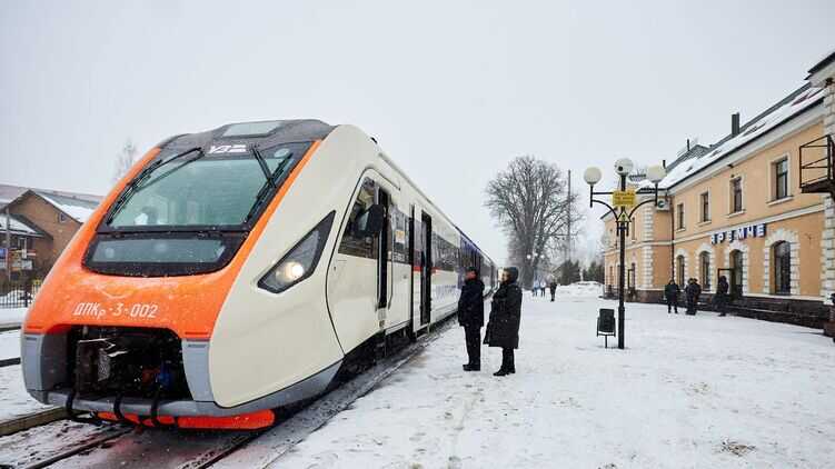 Поезд "Интерсити" под Днепром совершил экстренную остановку