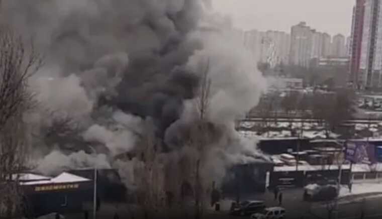 На Березняках у Києві сталась масштабна пожежа на автомийці