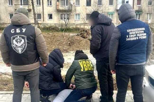 На Закарпатті прикордонник допомагав контрабандистам