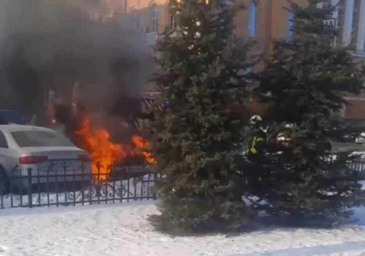 У центрі Києва біля червоного корпусу Шевченка горить автомобіль BMW