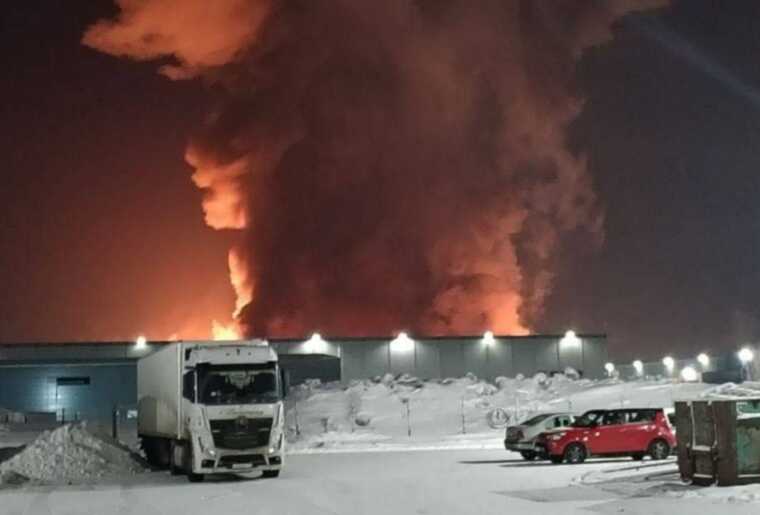Під Санкт-Петербургом спалахнула масштабна пожежа на складах