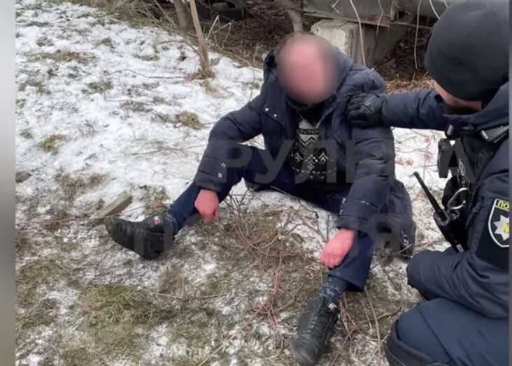 В Киеве мужчина застрял под трубами теплотрассы: его спасли спасатели и полицейские