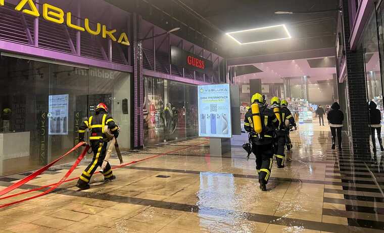 У ДСНС показали фото з місця пожежі в ТЦ "Космополит" у Києві