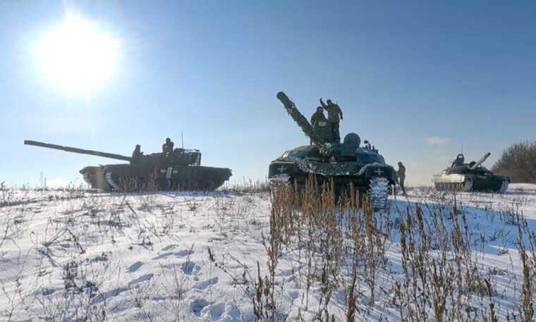 Українські бійці на танку та БМП штурмом взяли позиції ворога