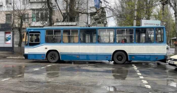 У Херсоні через ворожі обстріли тимчасово припинили рух тролейбусів