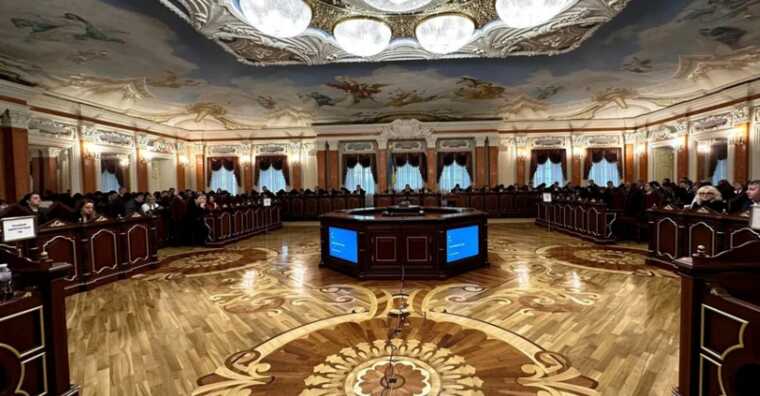 Верховний суд поновив на посаду чиновницю з російським паспортом