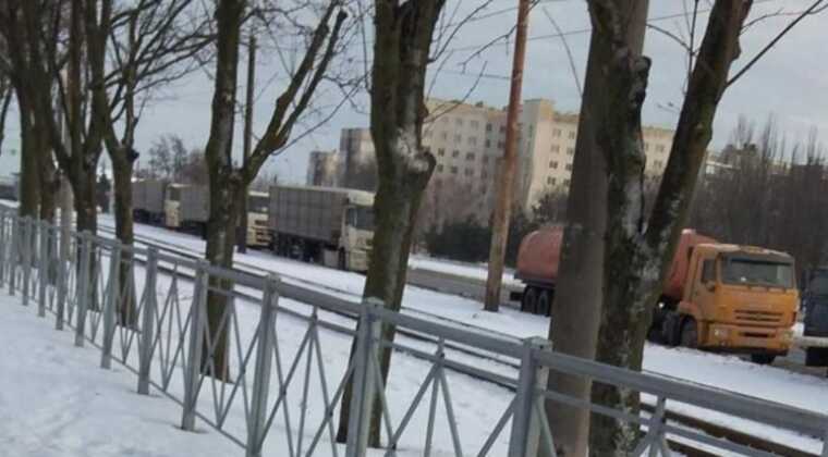 Загарбники у Маріуполі стали більше використовувати цивільний автотранспорт у складі військових колон