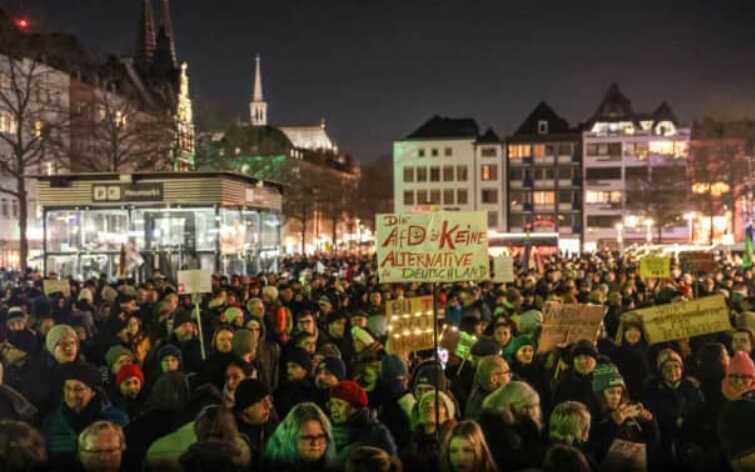 У німецькому Кельні пройшов багатотисячний мітинг проти ідей крайніх правих