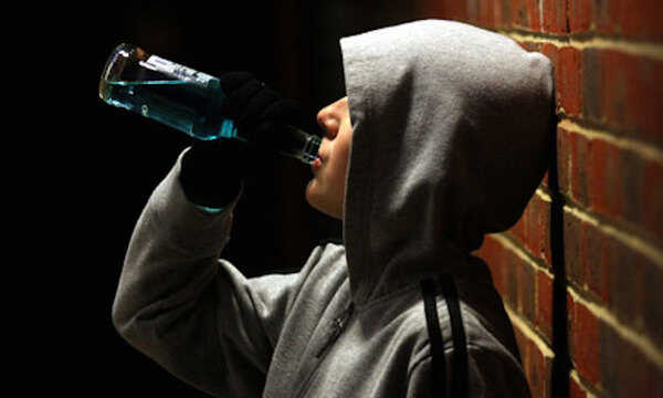 Вчительку зі Львівського ліцею засудили за пияцтво її неповнолітнього сина