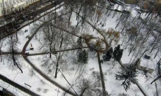 Возле КГГА киевляне протестуют против очередной попытки незаконной застройки Литературного сквера