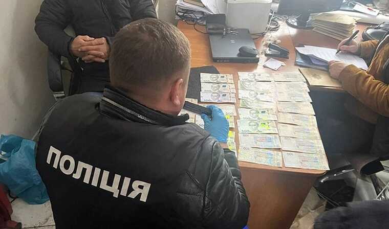 У Хмельницькому комунальник вимагав хабарі за захоронення автомобільних шин