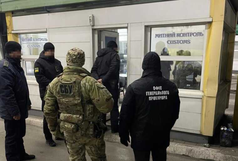 На Закарпатті затримали митників, які брали хабарі з автоперевізників з Італії