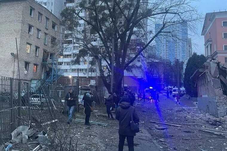 Наслідки російського ракетного удару по Києву: пошкоджені будівлі, є постраждалі та загиблі