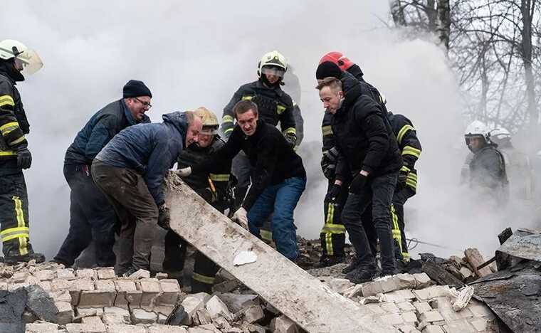 Ракетний удар по Харкову: під руїнами лишаються дружина і дитина врятованого чоловіка