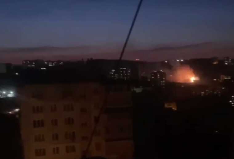 Во Владивостоке на электроподстанциях раздались взрывы: вспыхнул пожар