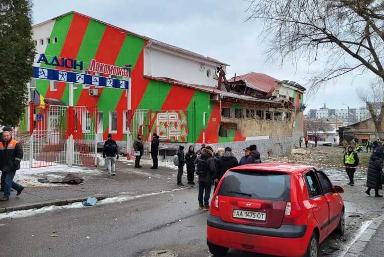 У столиці почали демонтаж зруйнованої російською ракетою будівлі спорткомплексу "Локомотив"