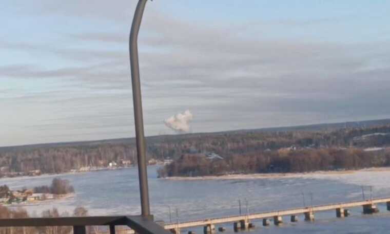 В Ленинградской области России раздался взрыв: в небе виден столб дыма