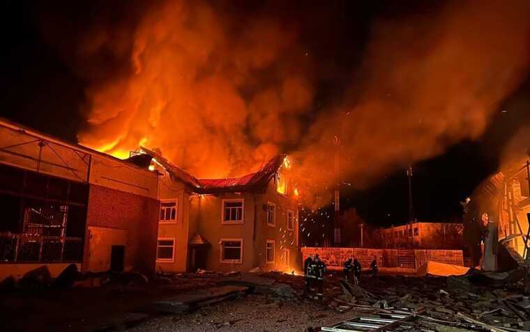 На Київщині через атаку "Шахедів" була пожежа на підприємстві: є пошкодження