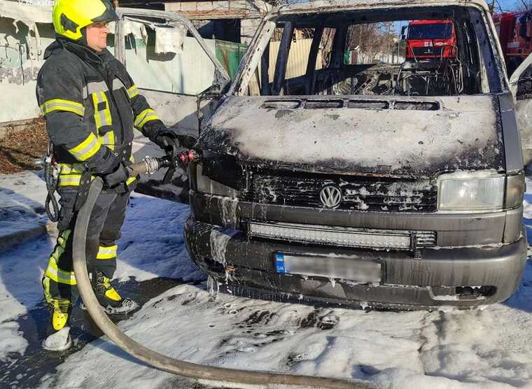 В столице микроавтобус загорелся во время движения