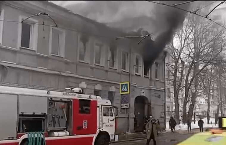 У РФ у центрі Москви спалахнула пожежа в будівлі, де розташований офіс КПРФ