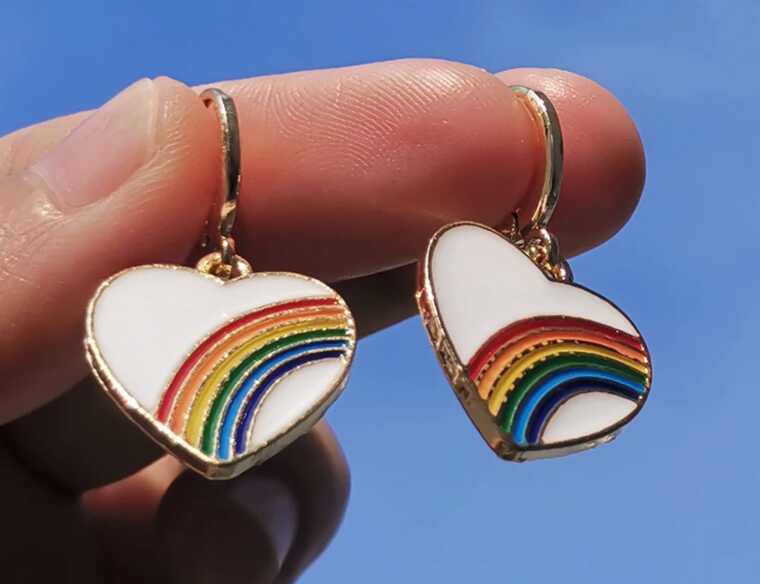 У РФ заарештували дівчину за сережки в кольорах веселки: звинуватили в "екстремізмі"