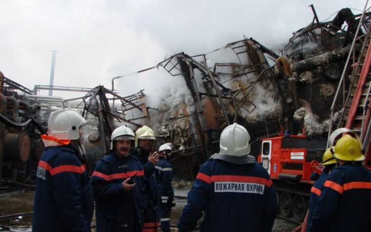 В России горит один из крупнейших НПЗ в стране