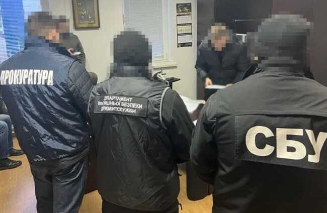 Львівського митника затримали за побори з перевізників