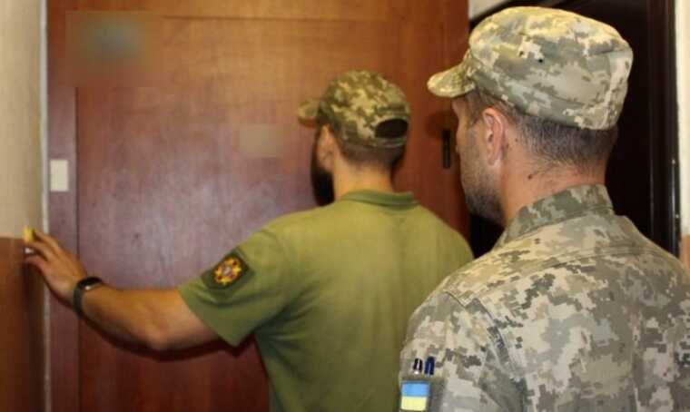 Мобілізація в Україні: українцям повторно вручать повістки