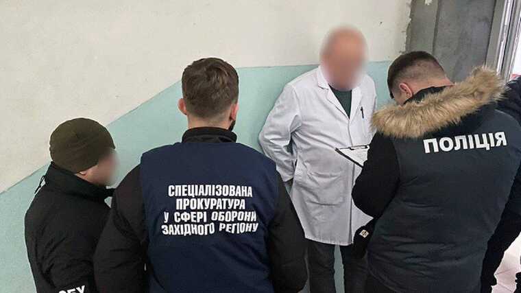 У Хмельницькому член ВЛК вимагав у військовослужбовця 5 000 доларів хабара, - поліція