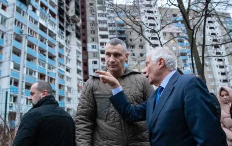 Мер Києва показав Боррелю наслідки ранкової російської атаки на столицю