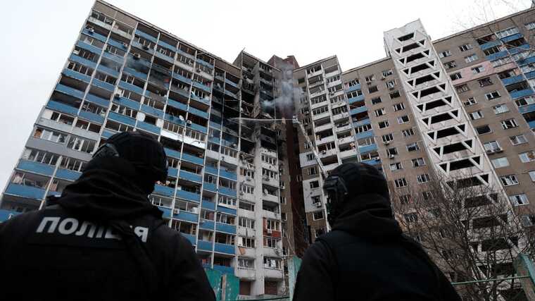 У Києві врятували дітей із будинку, по якому вдарила ракета РФ