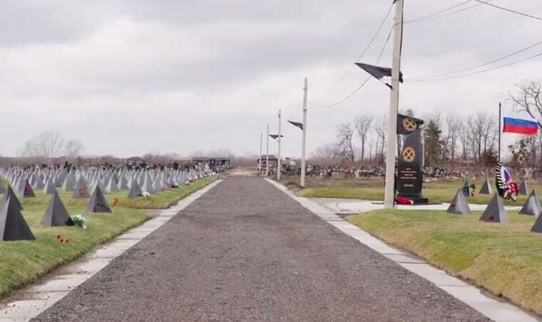 У РФ "вагнерівцям", знищеним в Україні, поставили пам’ятники із "зубів дракона"