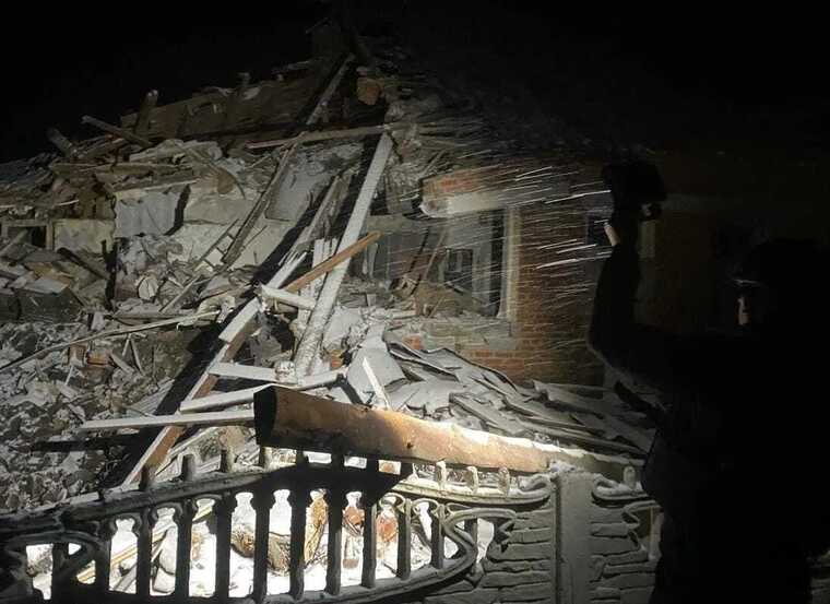 На Харківщині після ворожої атаки з-під завалів дістали тіло жінки