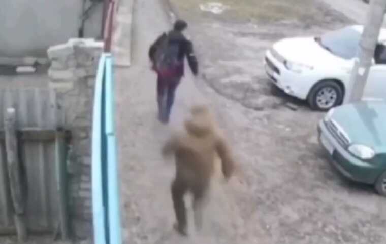 In Kharkov, TRC employees beat up a guy who tried to run away from them
