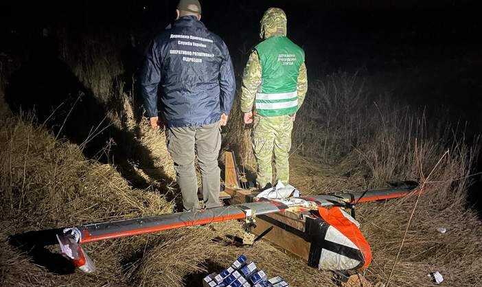 На злітному майданчику закарпатських контрабандистів виявили БПЛА з сотнями пачок сигарет