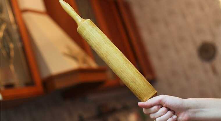 Суд оштрафовал жительницу Хмельницкой области за избиение мужчины скалкой