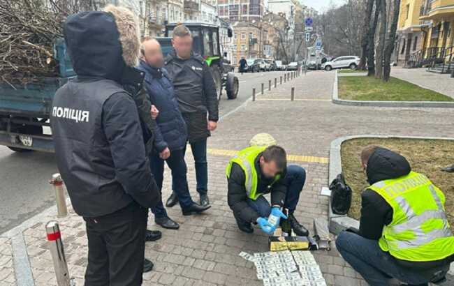 Чиновник Мінкульту попався на хабарі за сприяння у вивезенні антикваріату