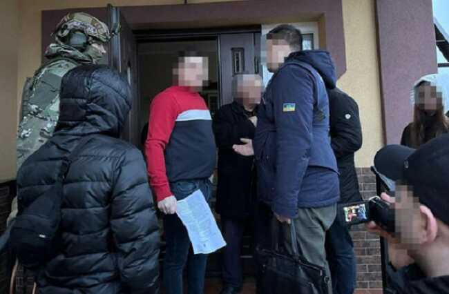 ДБР повідомило про підозру кіберзлочинцю: виманював банківські дані у громадян Канади та США